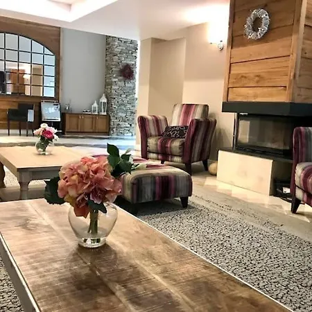 Cosy 3-Bedroom Top Floor Maisonette In Predela 2
