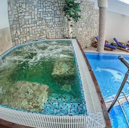 아파트 Cosy 3-Bedroom Top Floor Maisonette In Predela 2 *